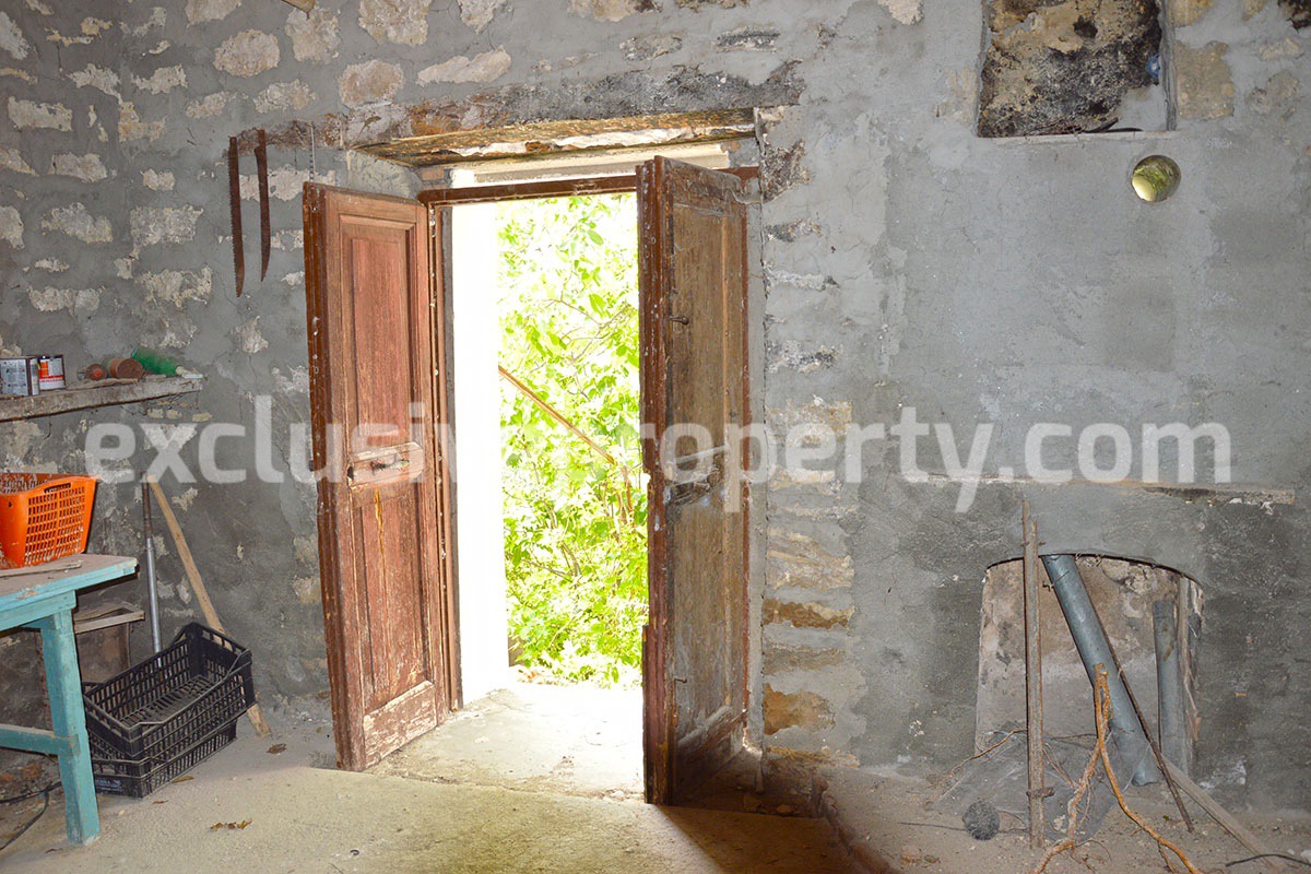 Spacious house to renovate with garden for sale in Abruzzo 21