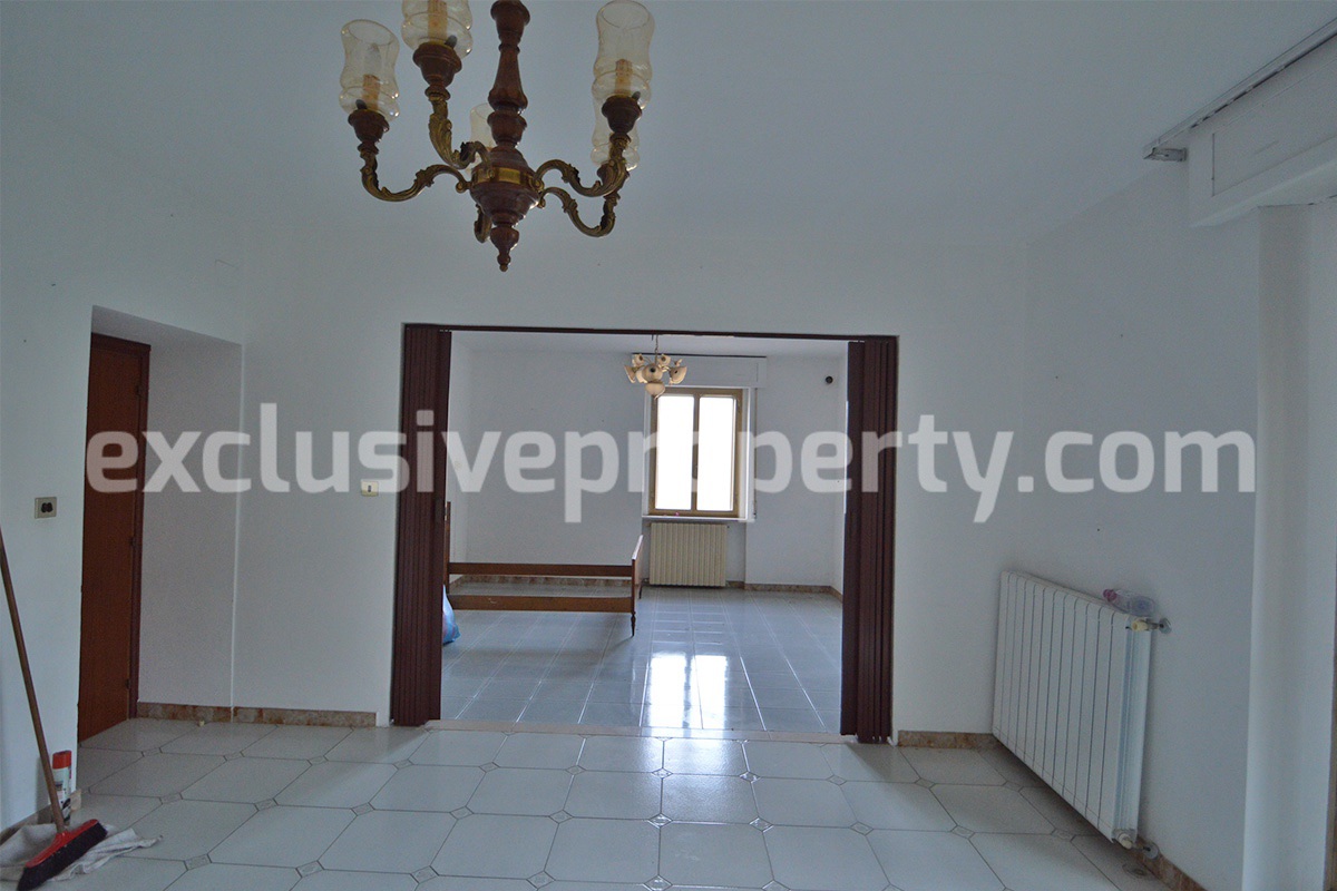 Large house with garage for sale in the Province of Chieti - Village Liscia