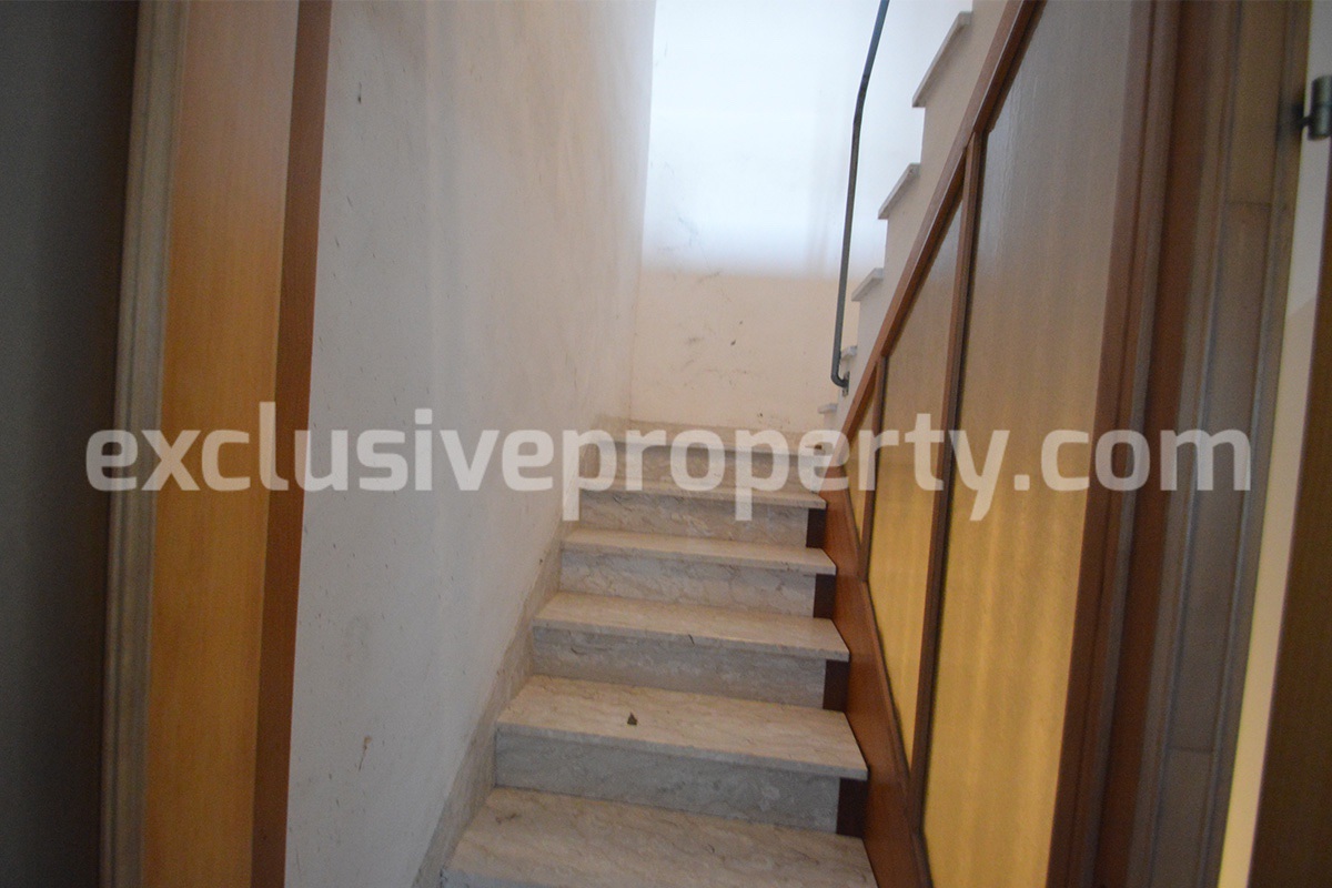 Large house with garage for sale in the Province of Chieti - Village Liscia