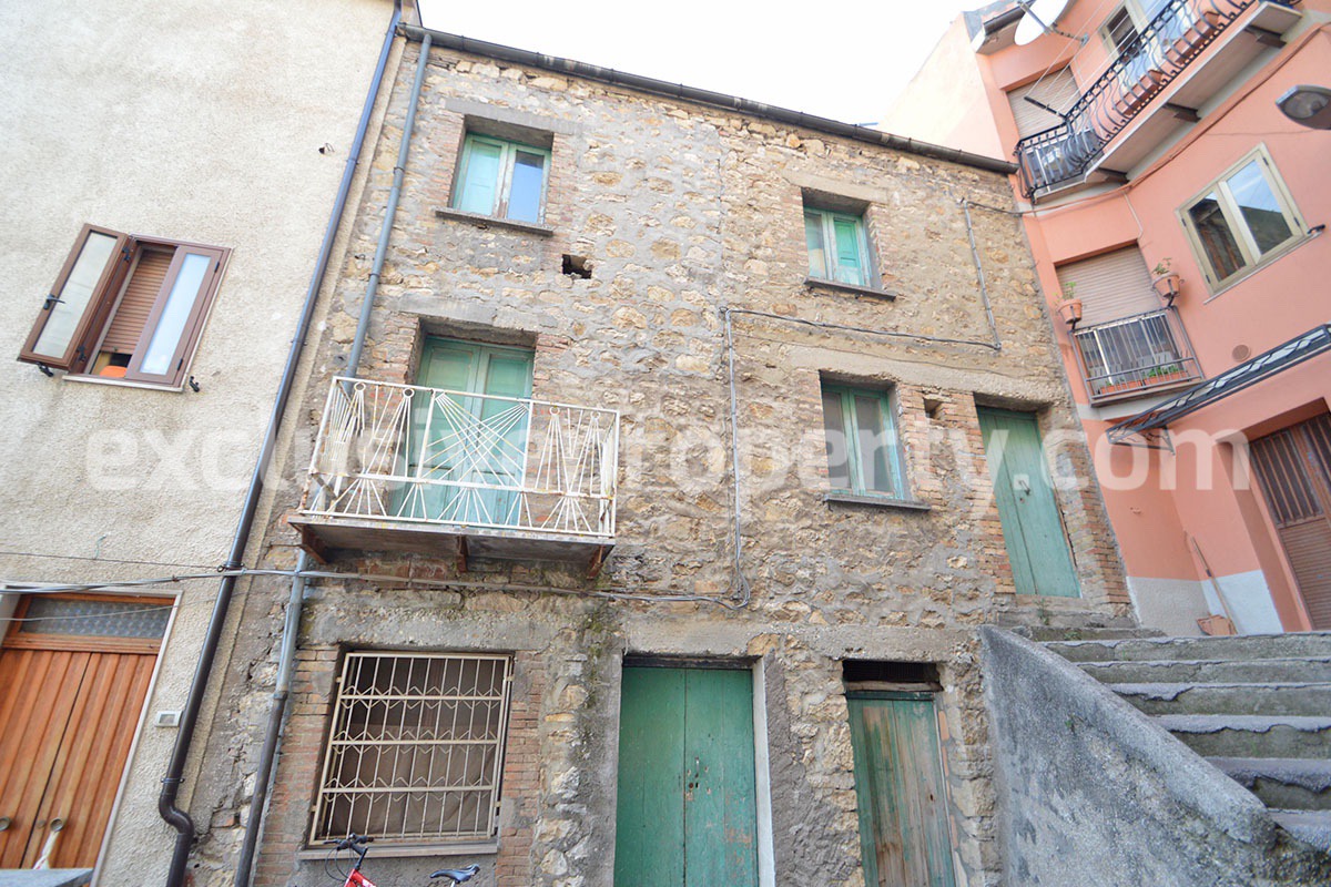 House in stone and bricks with cellar for sale in Italy - buy a house in Abruzzo