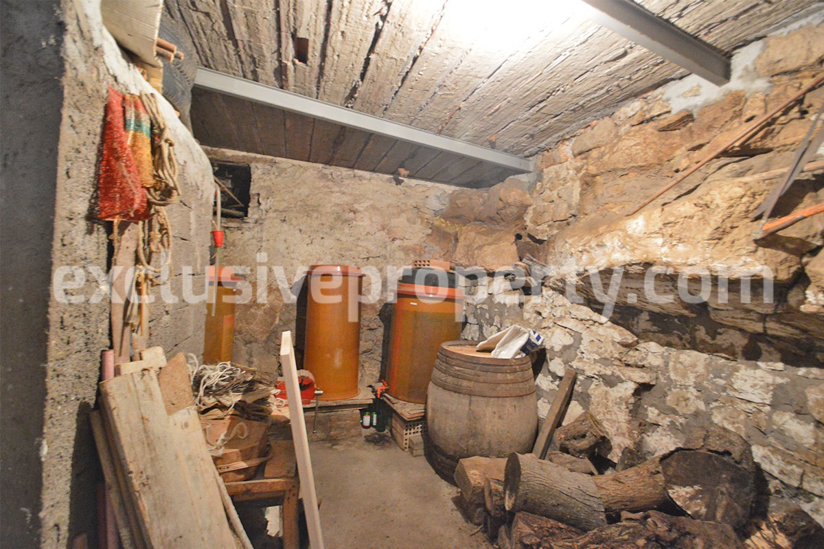 House in stone and bricks with cellar for sale in Italy - buy a house in Abruzzo