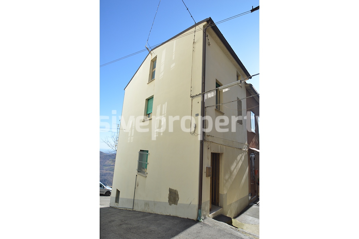 House for sale in Liscia - Abruzzo village of 700 in habitants 30 km from the sea 1