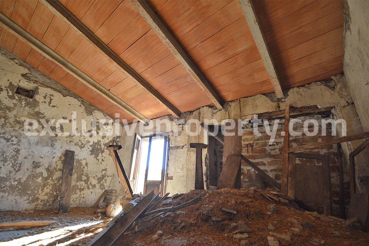 Stone house to renovate with garage for sale in Abruzzo - Italy 4