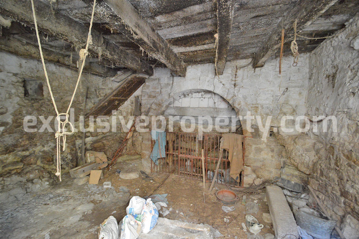 Stone house to renovate with garage for sale in Abruzzo - Italy 5