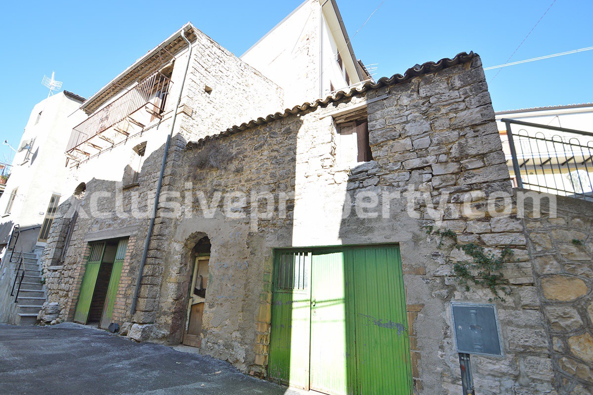 Stone house to renovate with garage for sale in Abruzzo - Italy