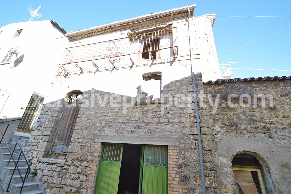 Stone house to renovate with garage for sale in Abruzzo - Italy 3