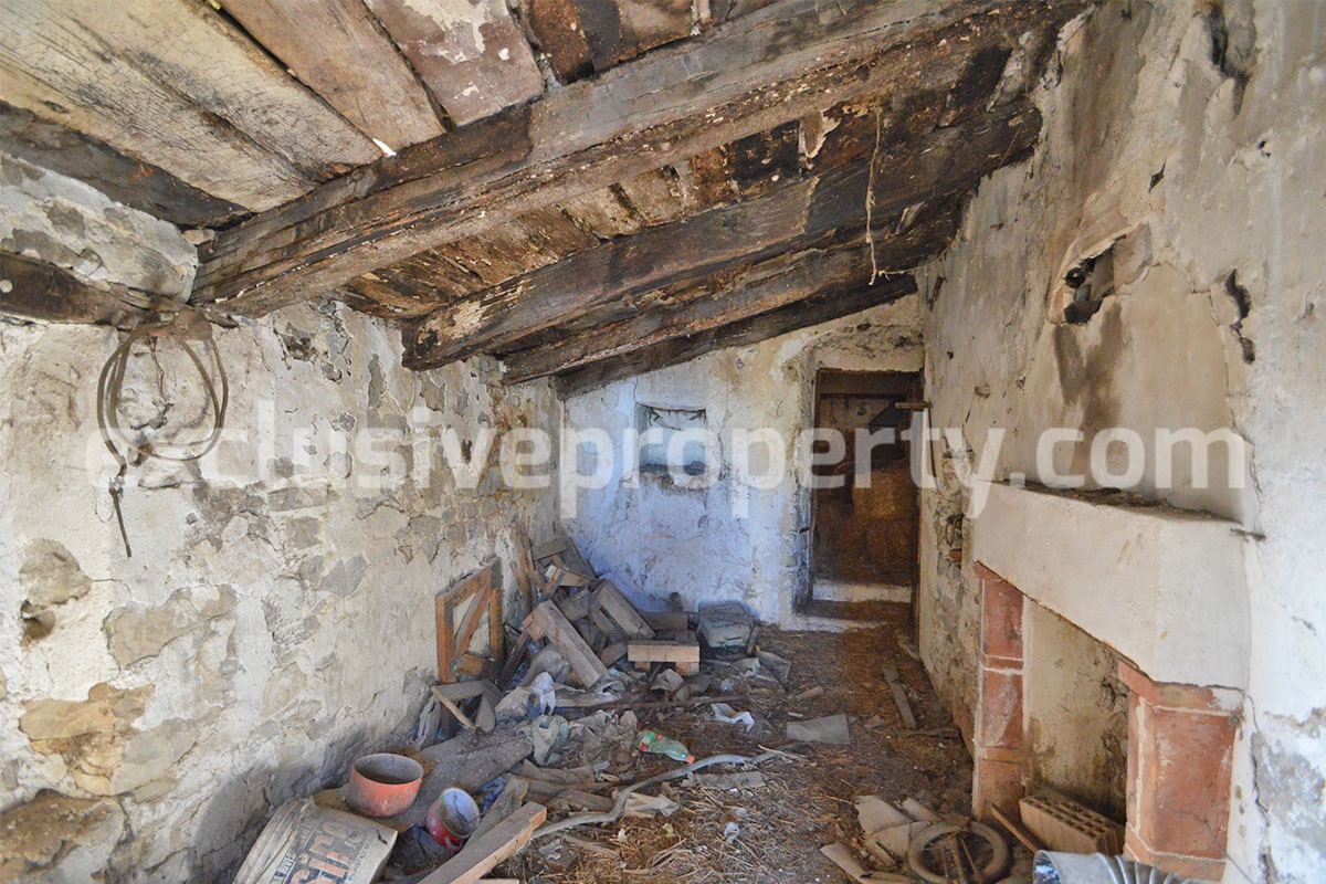 Stone house to renovate with garage for sale in Abruzzo - Italy 8