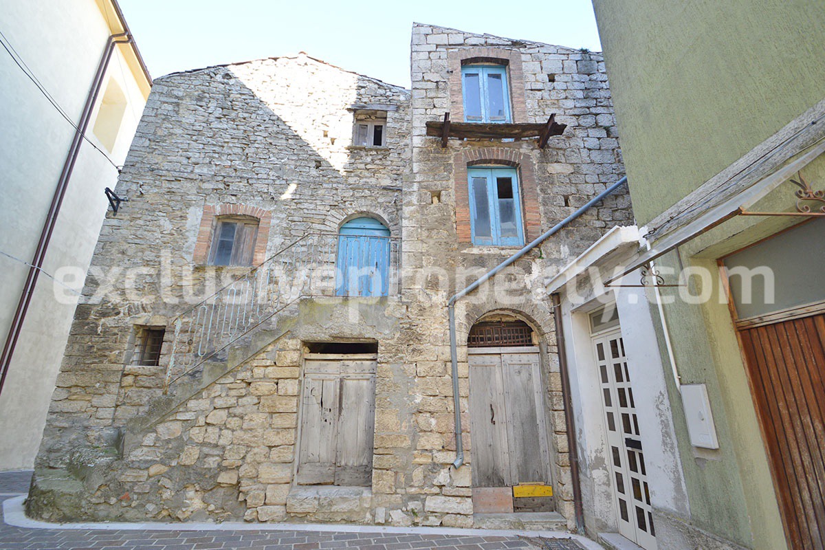 Stone house to renovate for sale in Liscia Abruzzo village with two grocery stores