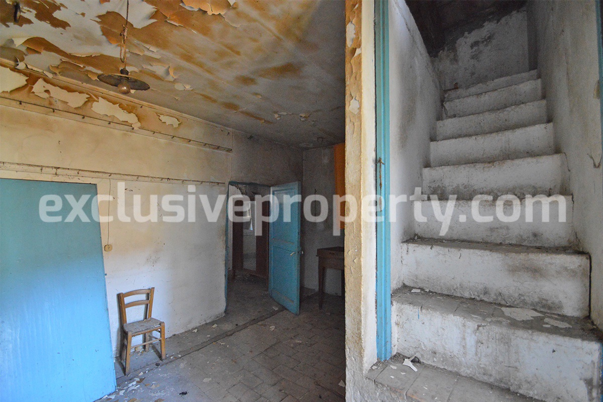 Stone house to renovate for sale in Liscia Abruzzo village with two grocery stores