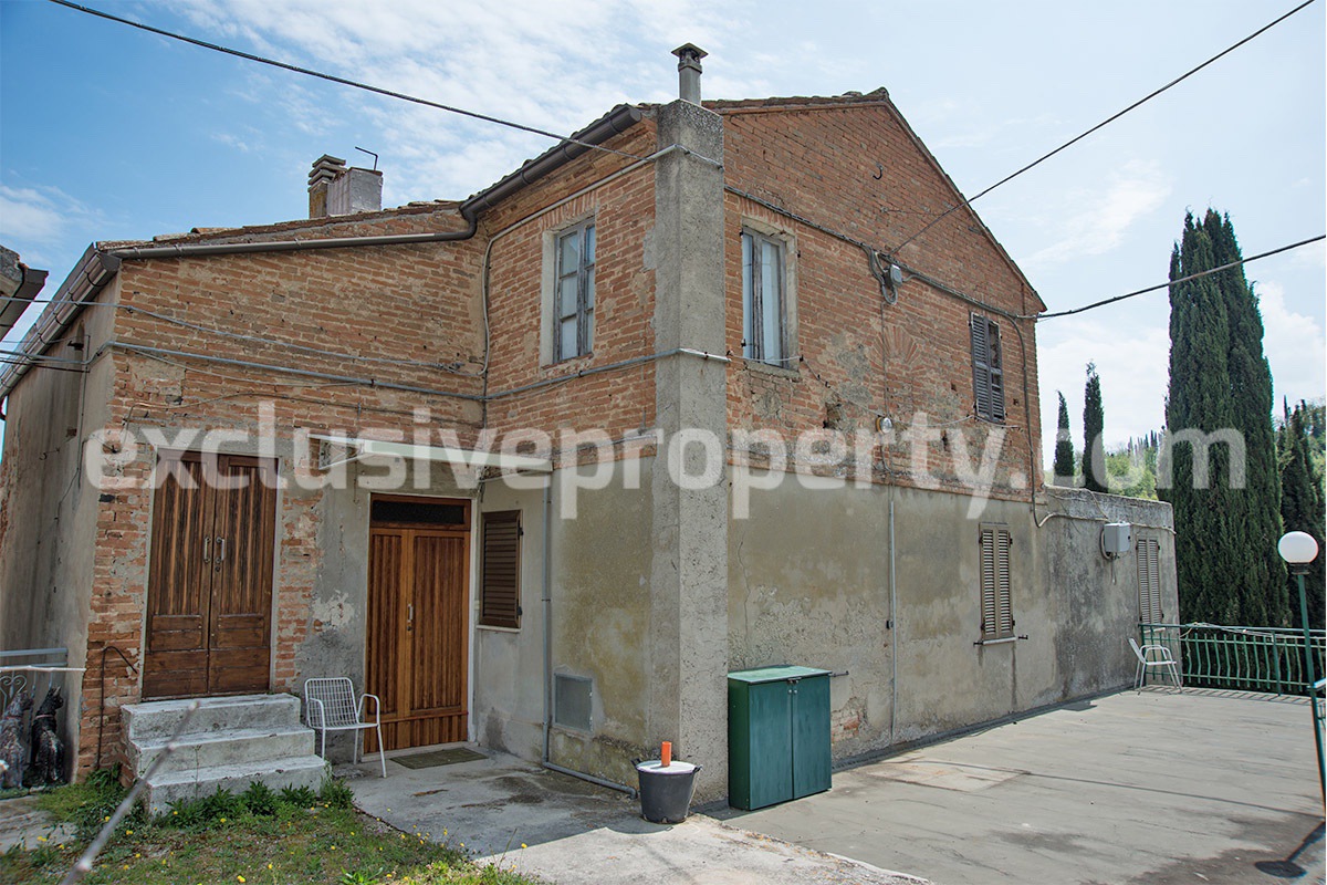 House with garages and land for sale in the Province of Ascoli Piceno in the Marche 3
