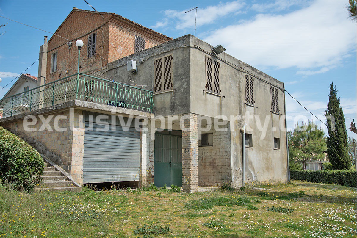 House with garages and land for sale in the Province of Ascoli Piceno in the Marche 2