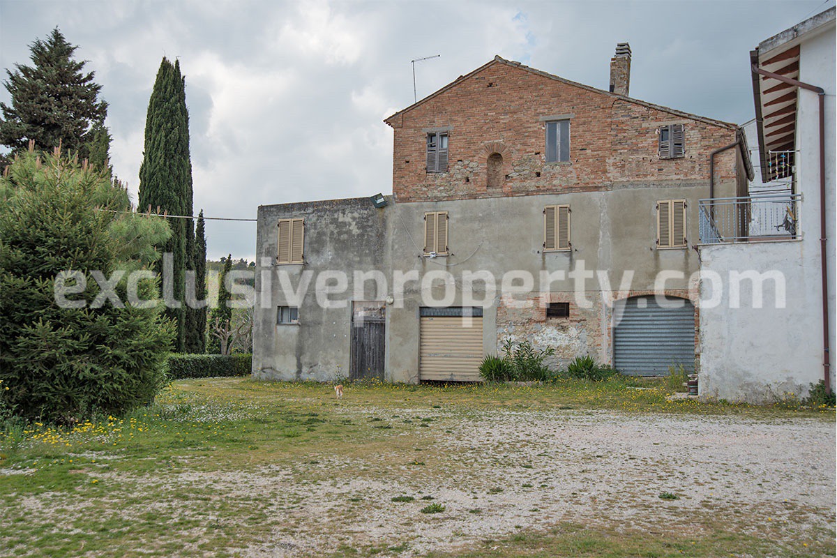House with garages and land for sale in the Province of Ascoli Piceno in the Marche 6