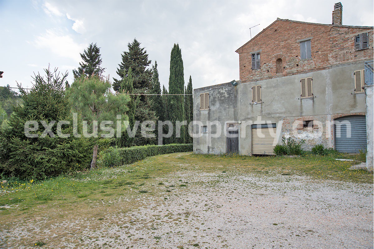 House with garages and land for sale in the Province of Ascoli Piceno in the Marche 7