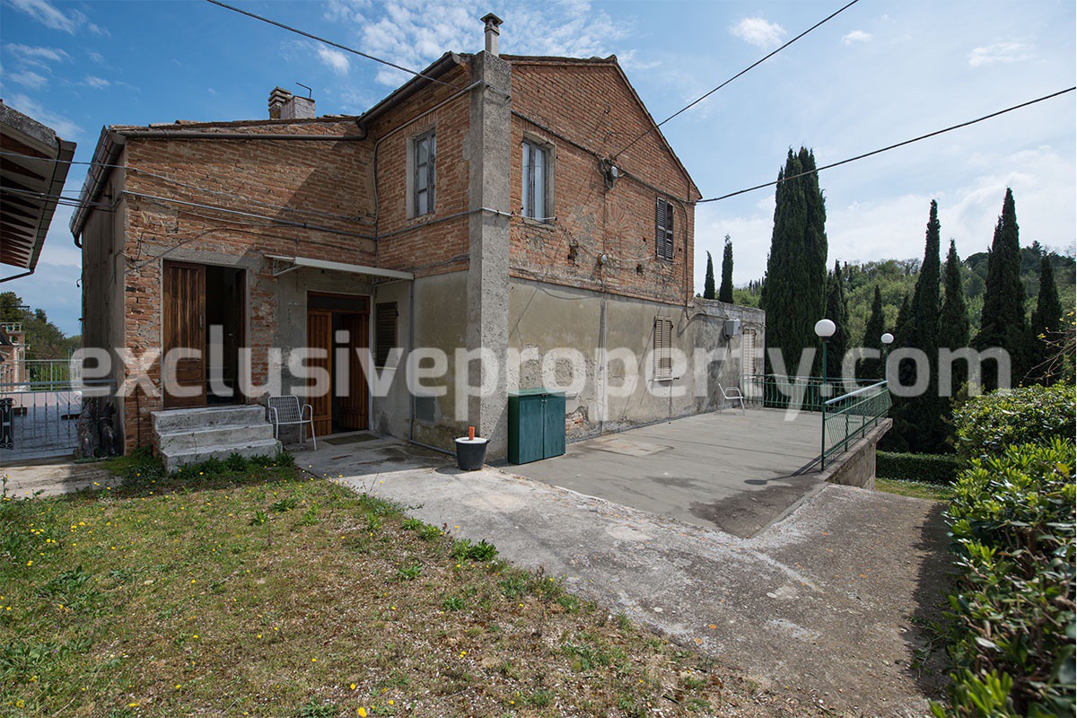 House with garages and land for sale in the Province of Ascoli Piceno in the Marche 1