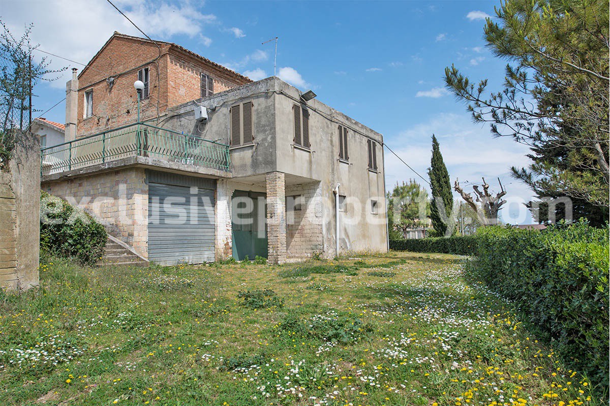 House with garages and land for sale in the Province of Ascoli Piceno in the Marche 23