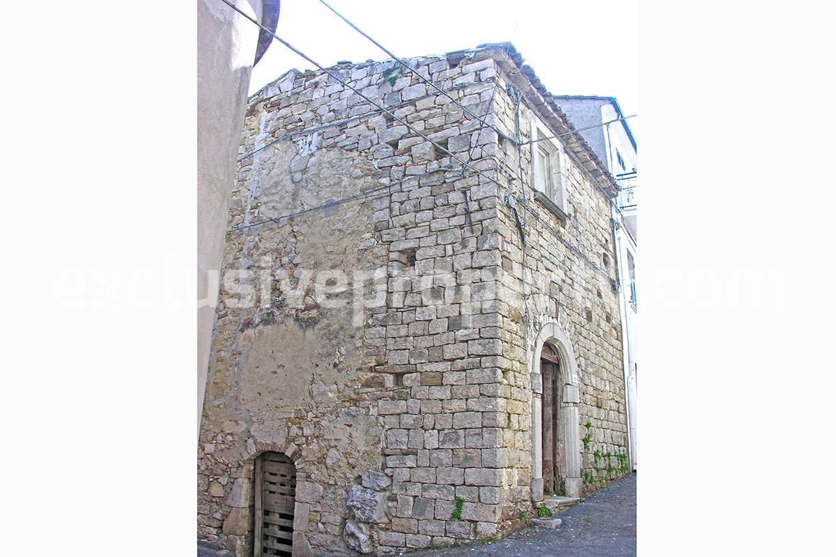 Ancient house in stone  with ancient marble portals for sale in Abruzzo
