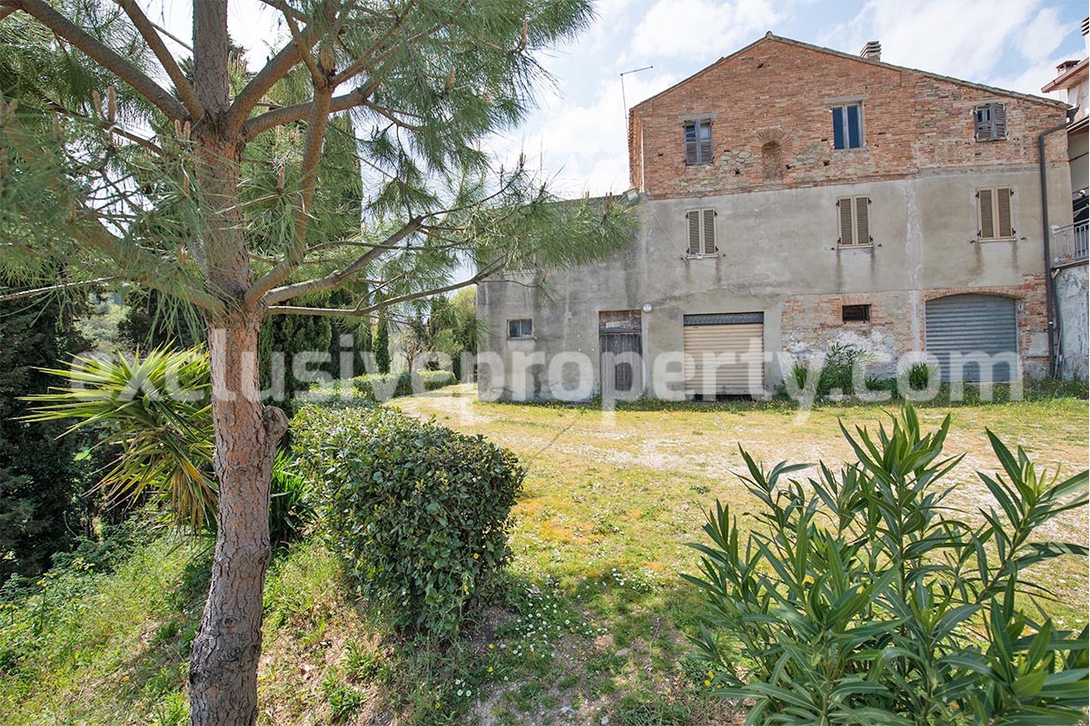 House with garages and land for sale in the Province of Ascoli Piceno in the Marche 24
