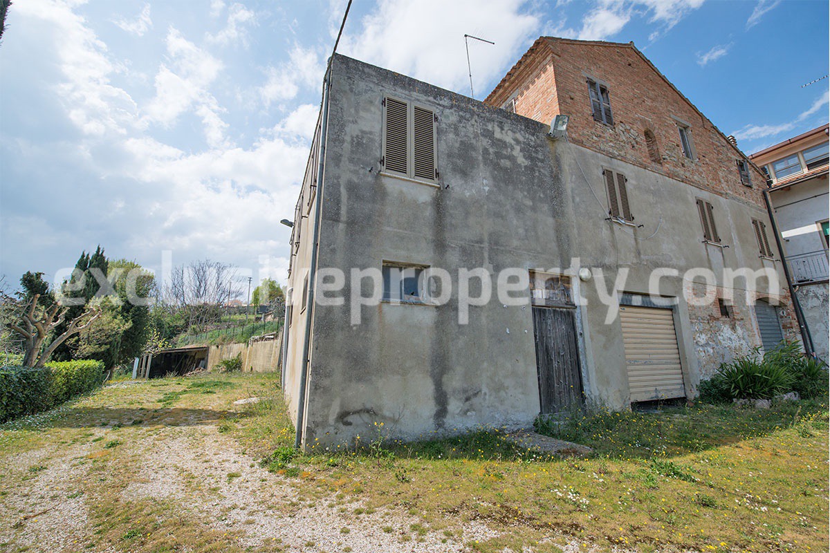 House with garages and land for sale in the Province of Ascoli Piceno in the Marche 25