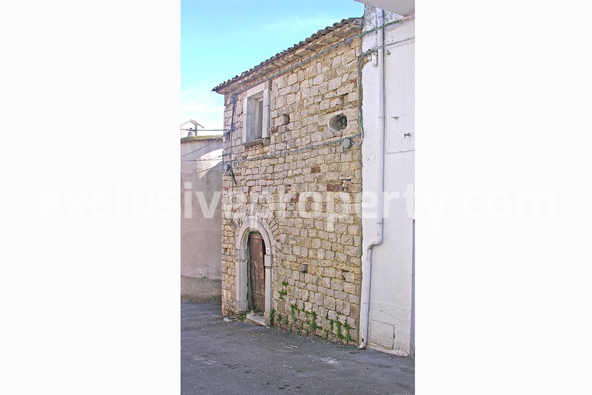 Ancient house in stone  with ancient marble portals for sale in Abruzzo