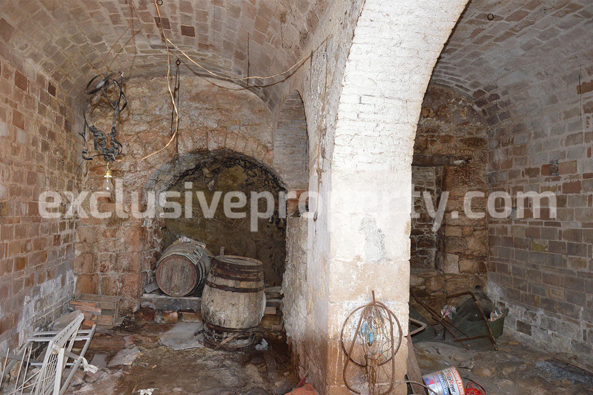 Town house to renovate with cellars for sale in Abruzzo
