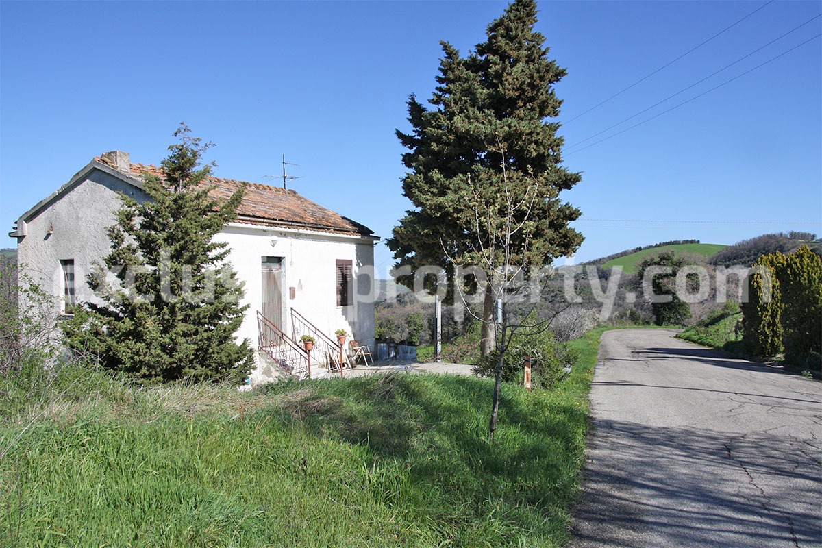 Country house with two hectares of land for sale in Palmoli Abruzzo