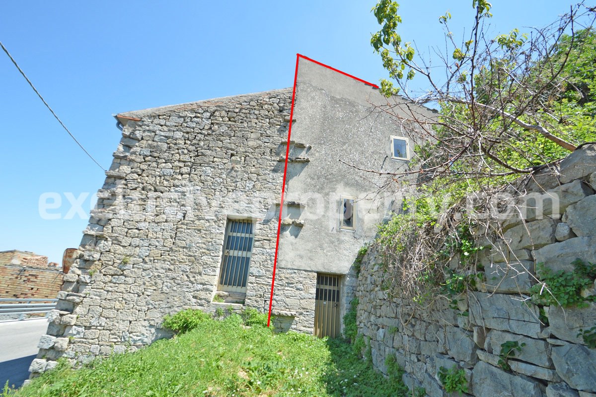 Habitable stone house with garden and hilly view for sale in Abruzzo 3