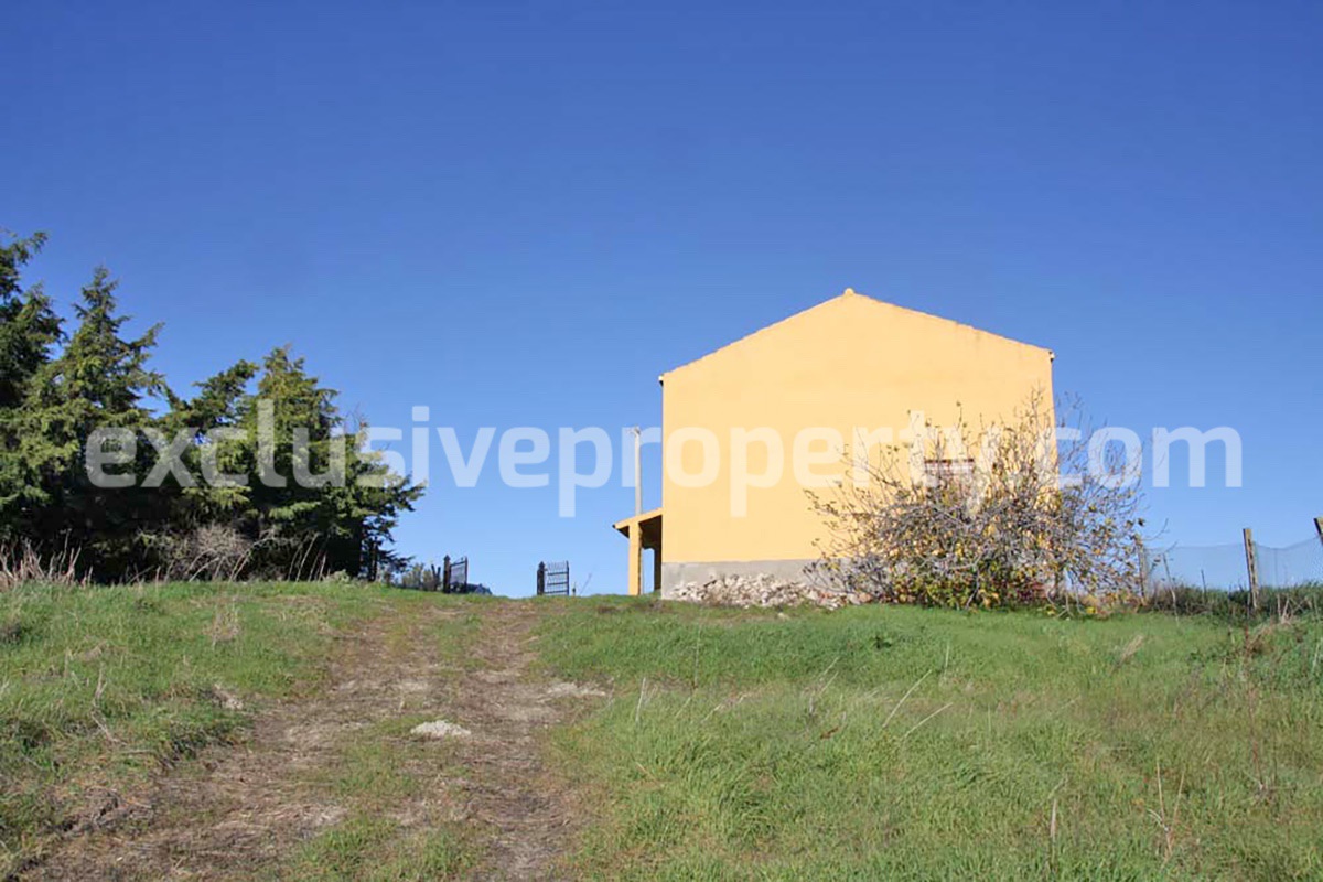 Country house for sale with land in Furci Abruzzo