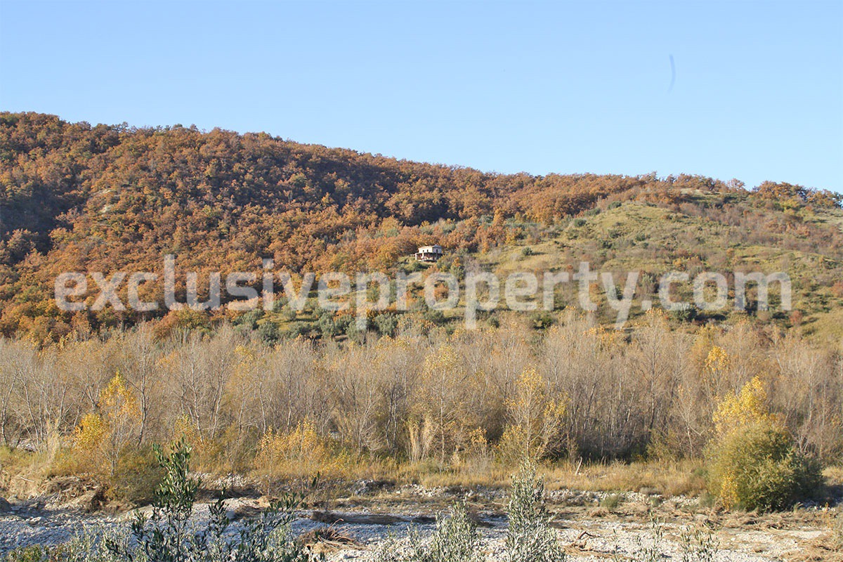 Two country houses with 14 hectares of land in Abruzzo