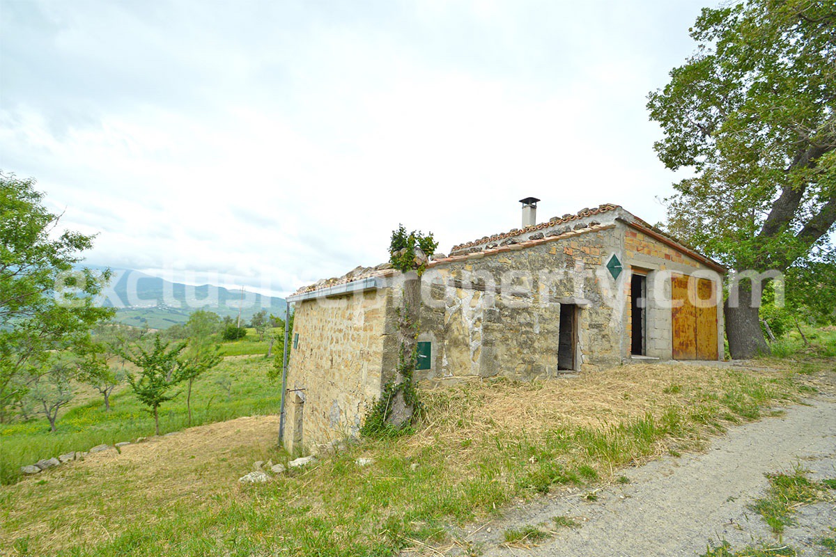 Stone country house with land for sale in Abruzzo 2