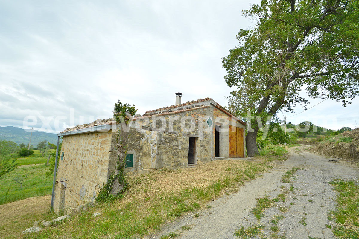 Stone country house with land for sale in Abruzzo 1