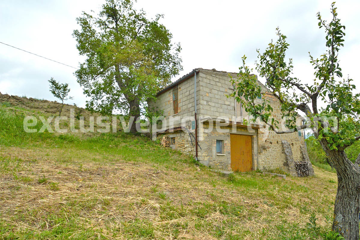 Stone country house with land for sale in Abruzzo 3