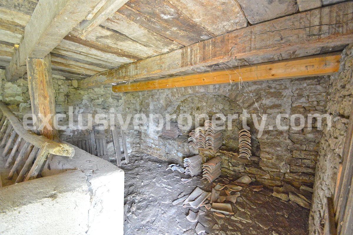 Stone country house with land for sale in Abruzzo 9