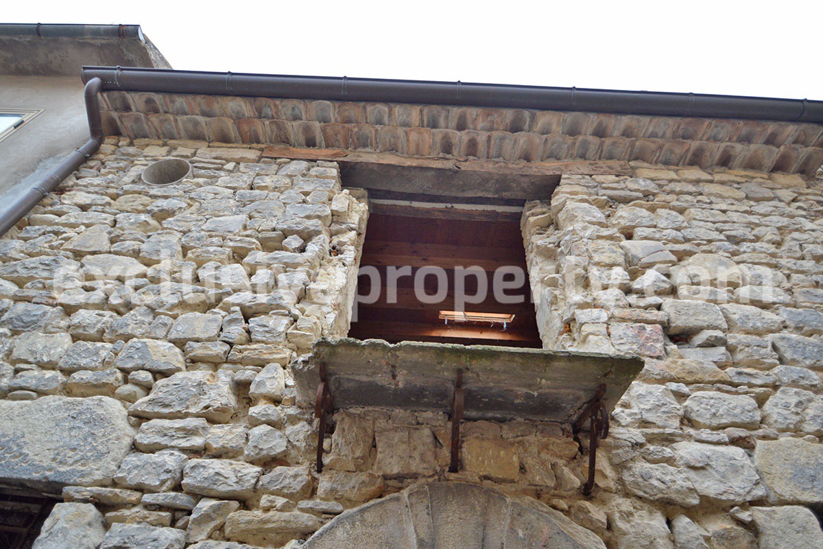 Stone house with new roof to complete for sale in Abruzzo