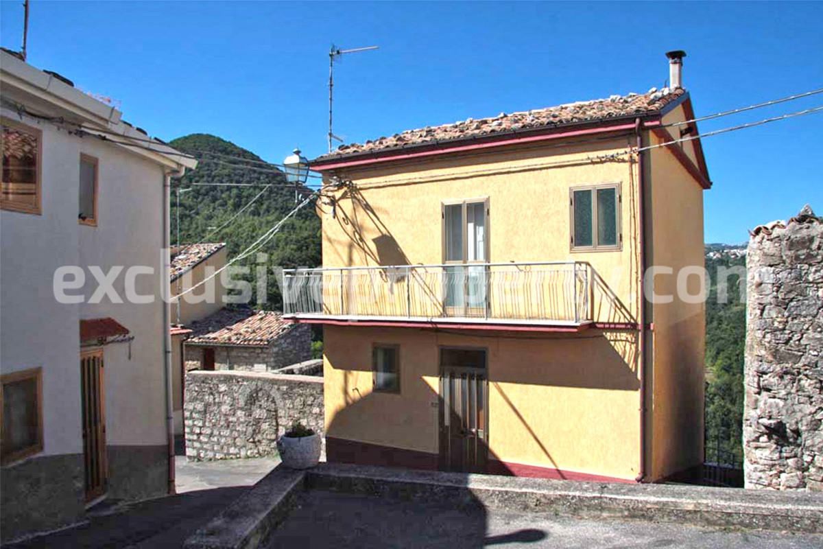 Spacious house with garden for sale in Roio del Sangro Chieti 1
