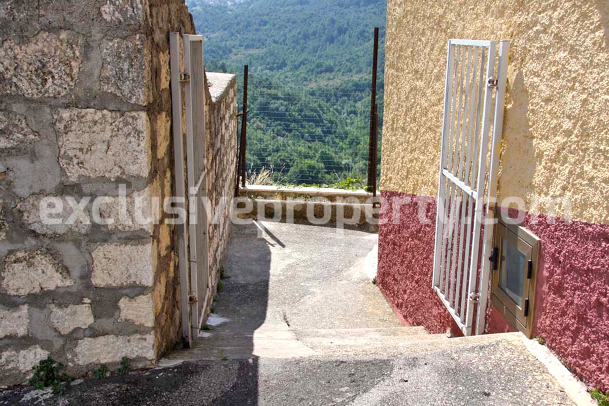 Spacious house with garden for sale in Roio del Sangro Chieti 2