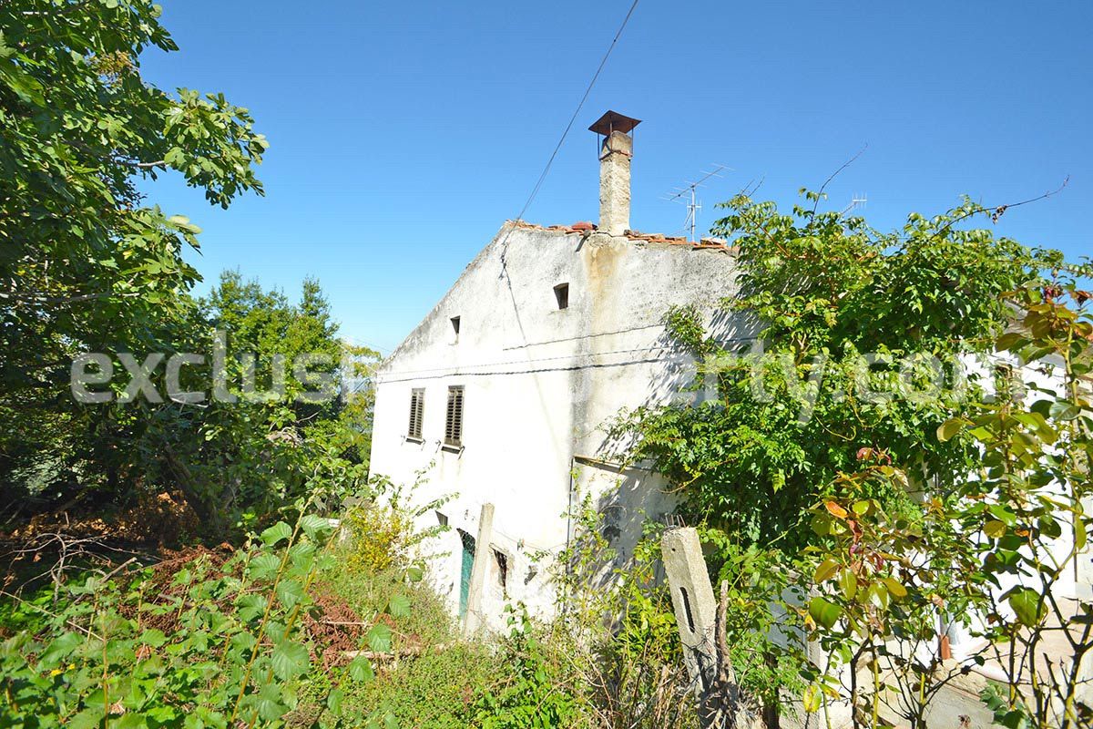 Semi-detached house with land and barn for sale in the Abruzzo Region 2