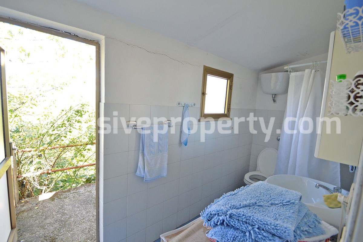 Semi-detached house with land and barn for sale in the Abruzzo Region