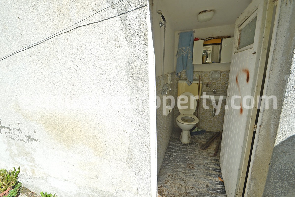 Semi-detached house with land and barn for sale in the Abruzzo Region
