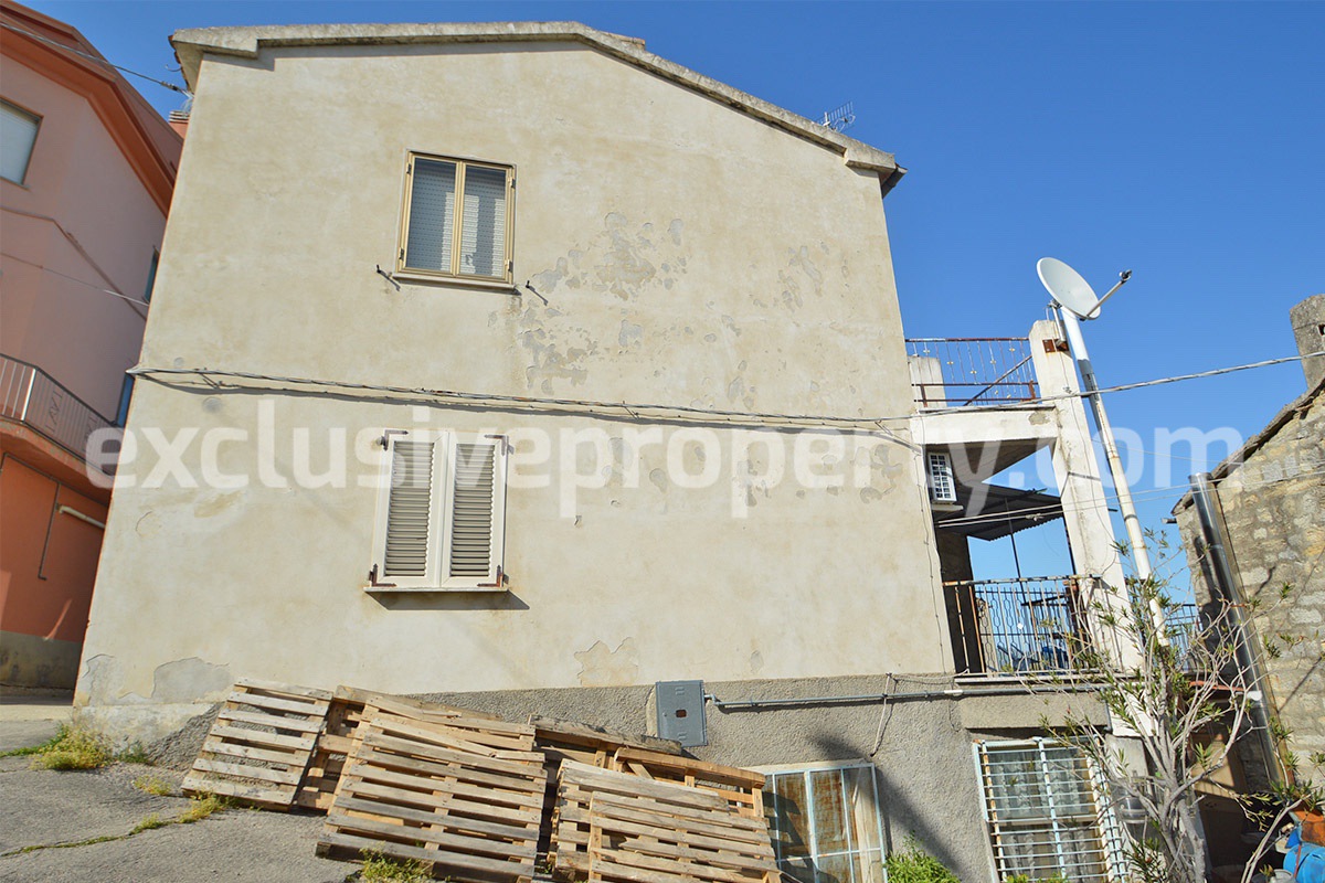 House with terrace and garden for sale in Central Italy Abruzzo Roccaspinalveti