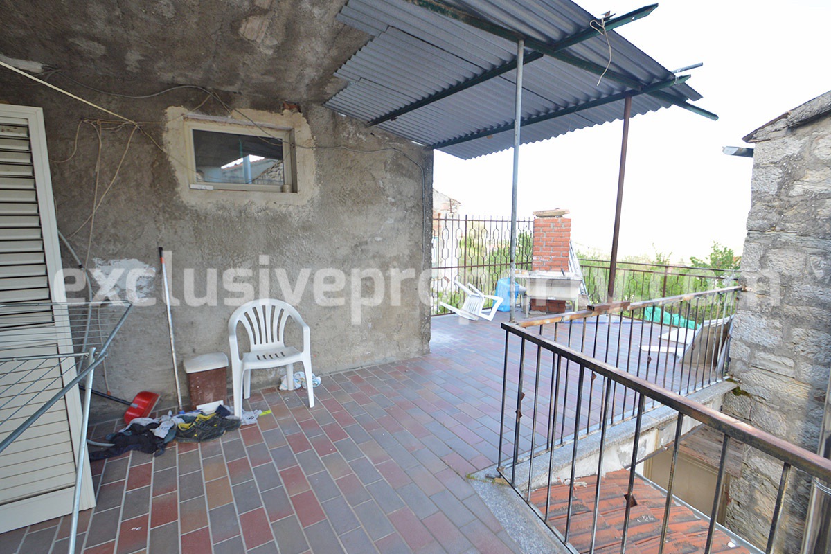 House with terrace and garden for sale in Central Italy Abruzzo Roccaspinalveti