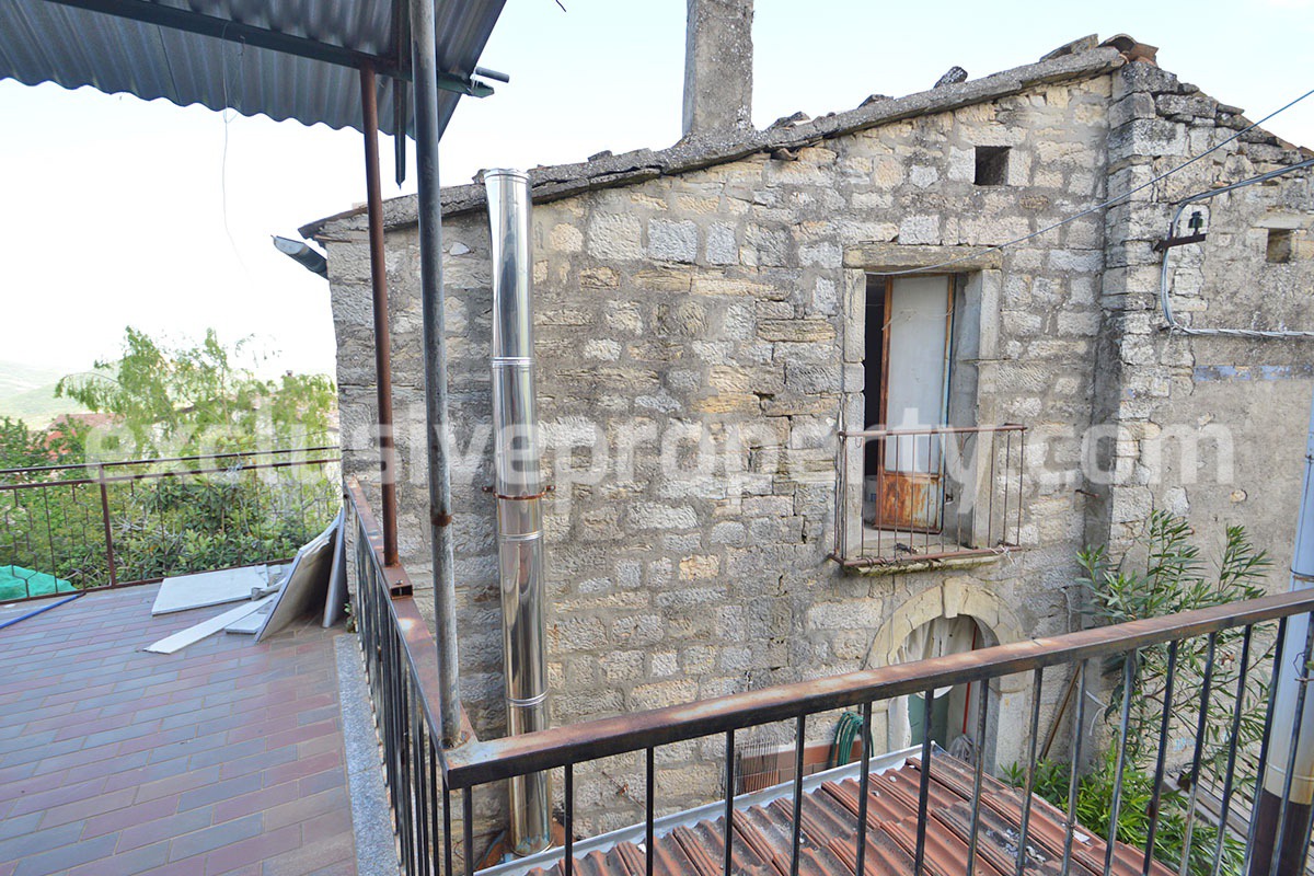 House with terrace and garden for sale in Central Italy Abruzzo Roccaspinalveti 8
