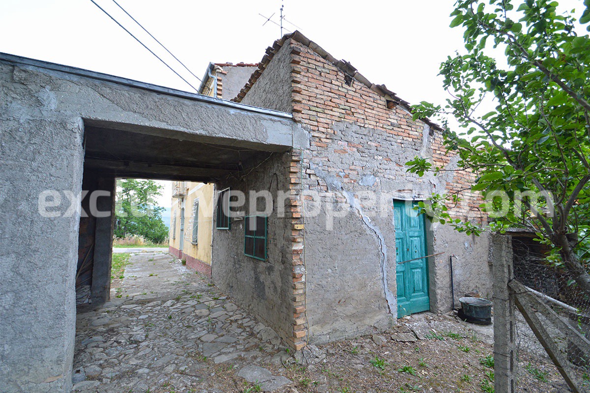 Detached house for sale with land in Roccaspinalveti Abruzzo