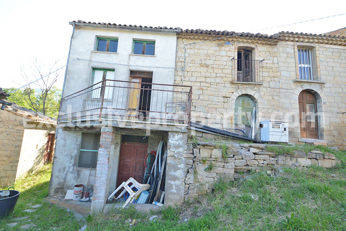 Ancient stone house with garden for sale in Italy Abruzzo Roccaspinalveti