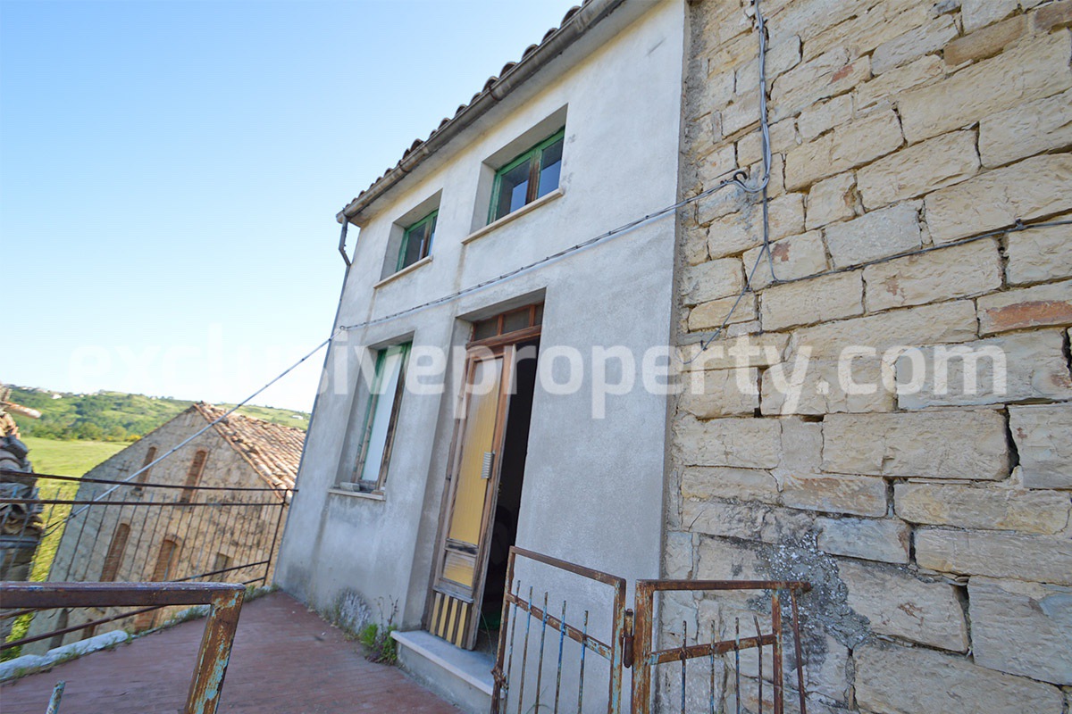 Ancient stone house with garden for sale in Italy Abruzzo Roccaspinalveti 3