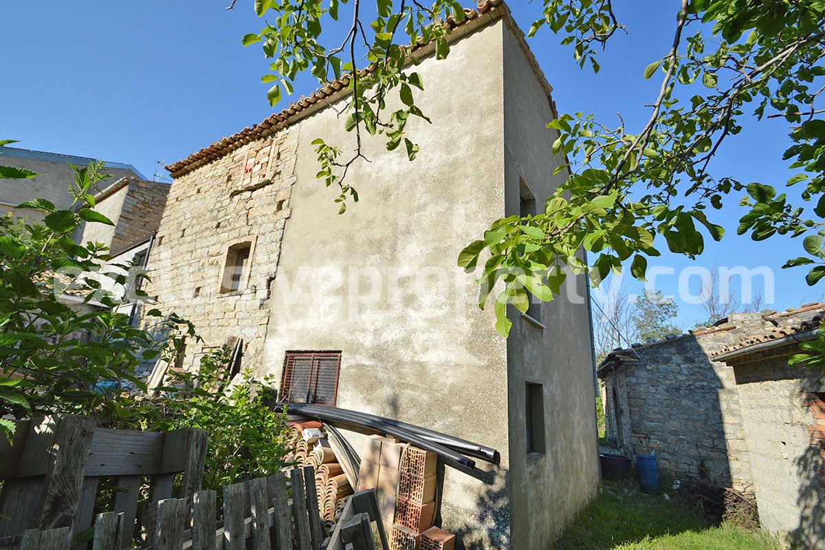 Ancient stone house with garden for sale in Italy Abruzzo Roccaspinalveti