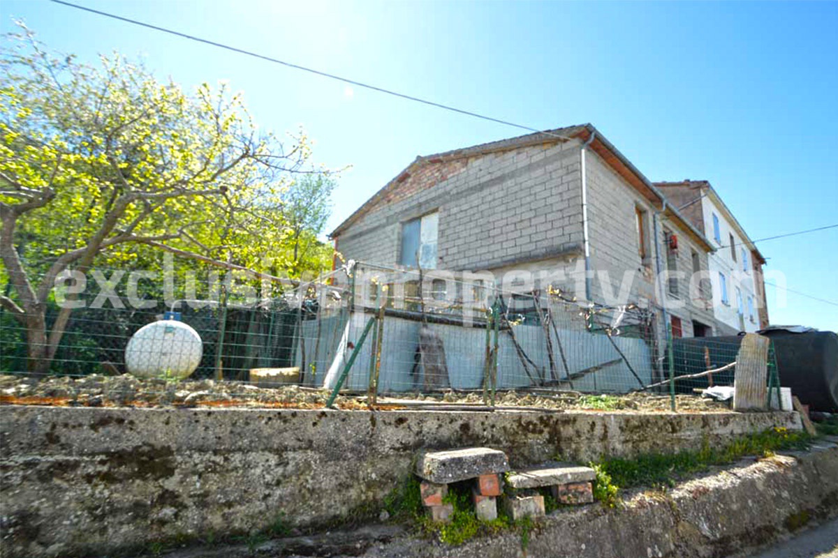 Spacious house with garage and garden for sale in Italy Abruzzo Roccaspinalveti 2