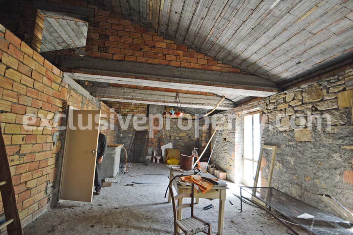 Spacious house with garage and garden for sale in Italy Abruzzo Roccaspinalveti 11