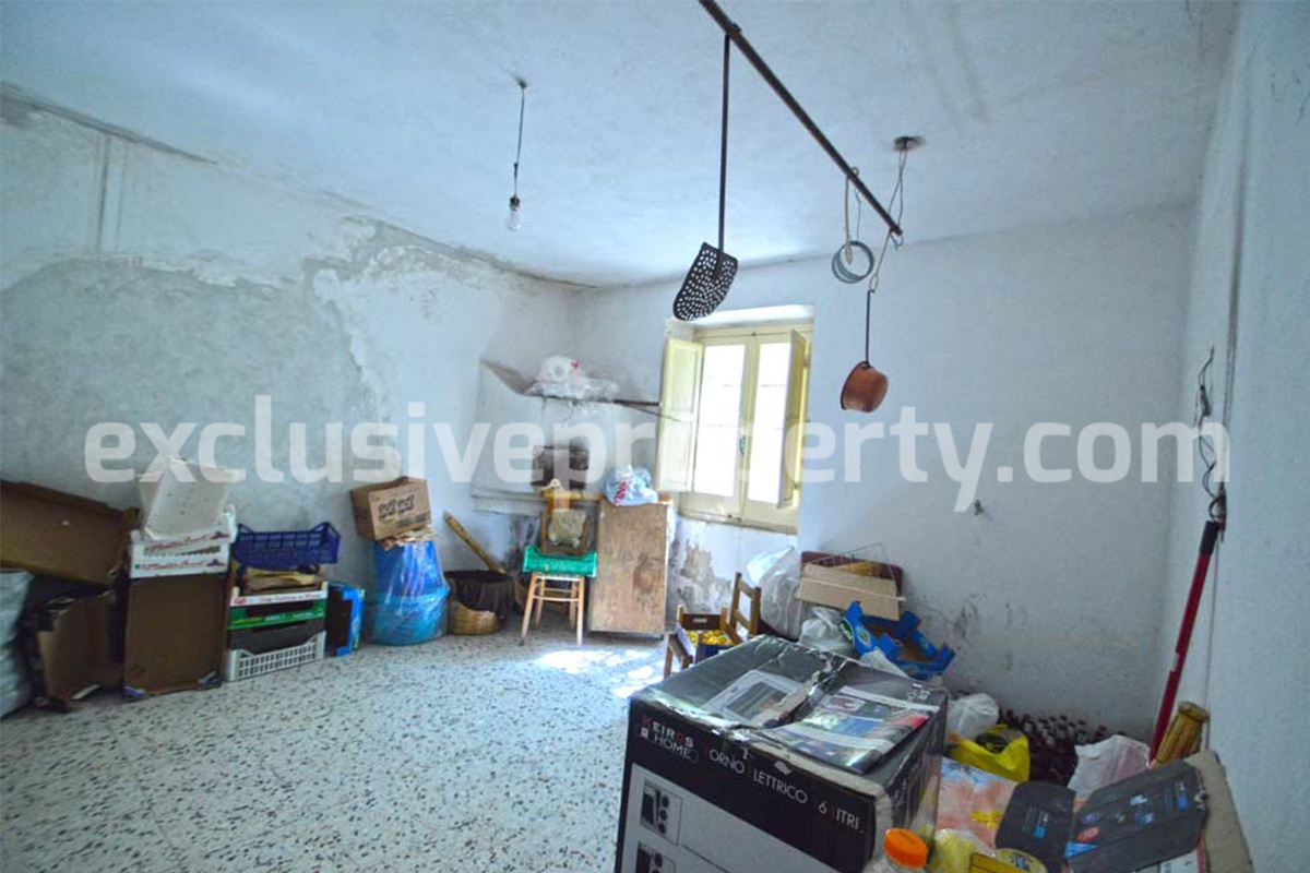 Spacious house with garage and garden for sale in Italy Abruzzo Roccaspinalveti 10