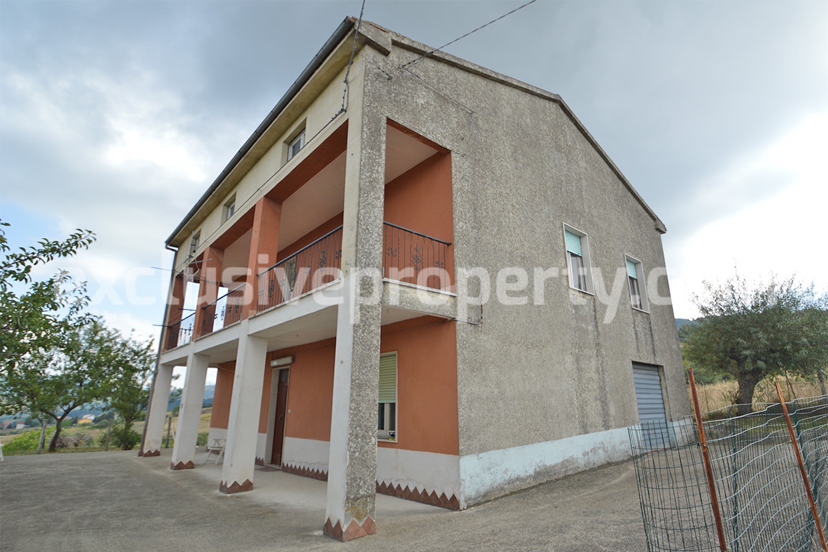 Detached house with garden and barn for sale in Roccaspinalveti Abruzzo 2