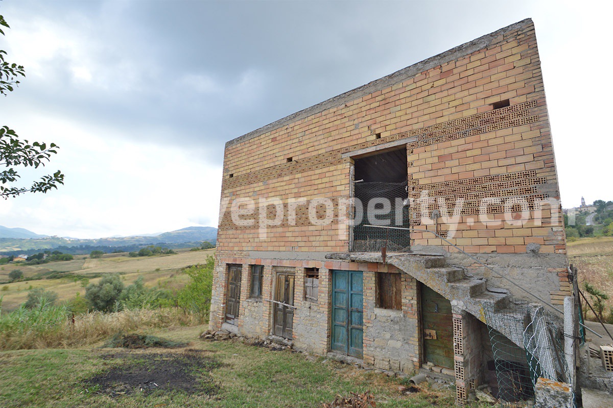 Detached house with garden and barn for sale in Roccaspinalveti Abruzzo 13
